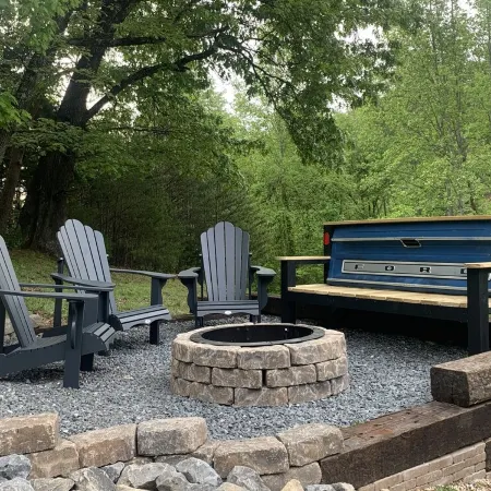 Cute & Cozy Cabin, Hot Tub, 2 Master Suites, Wood Fire Pit, Close to Parkway!