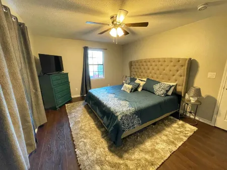 Lakeview Escape: Charming cottage with private dock on Lake Holbrook