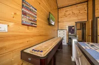 Great Location-1 Mile to Parkway/Hot Tub/Chiminea Fire Pit/Games