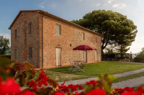 Il Cavaliere - tuscan farmhouse with pool on the wine road of Montecarlo-Lucca