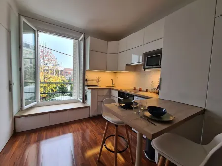 Spacious Studio 2 steps from the station