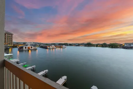 The best sunset on the lake! Отели рядом с достопримечательностью «Horseshoe Bay Resort - Ram Rock Course»