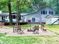 Lakefront Luxury Cabin- Dock, Hot Tub, Firepit, Kayaks, Game Room, Bunk Room Hotels in Scott
