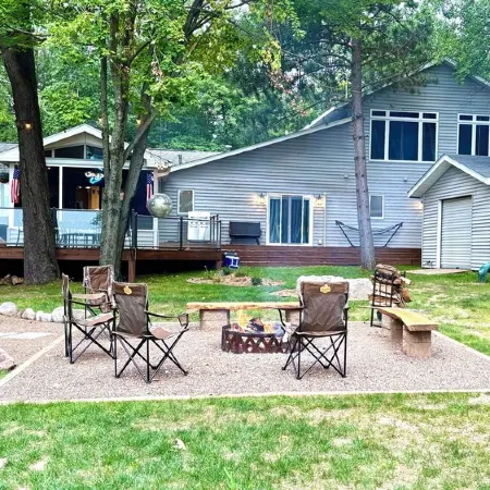 Lakefront Luxury Cabin- Dock, Hot Tub, Firepit, Kayaks, Game Room, Bunk Room