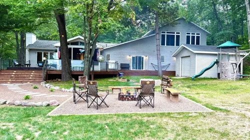 Lakefront Luxury Cabin- Dock, Hot Tub, Firepit, Kayaks, Game Room, Bunk Room