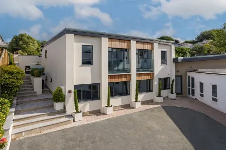 No3 Highpoint luxury townhouse, 2en-suite bedrooms onsite indoor swimming pool
