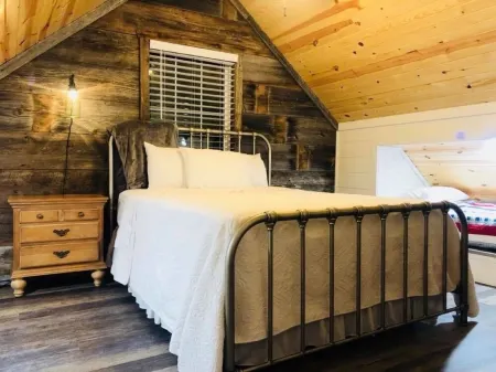 Knotty Squirrel Unit 3 Multibedroom Suite Отели в г. Маунтин-Вью