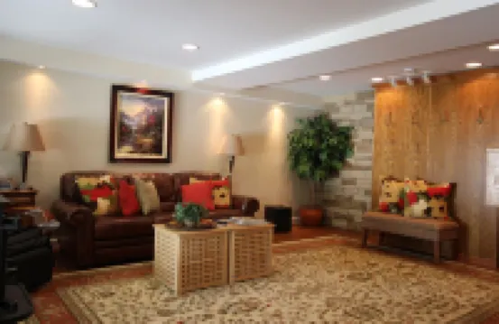 LARGE Guest Suite w/private entrance, deck, and firepit, Sleeps 4, 3 queen beds