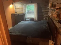 Log Cabin - private - w/ running creek - 1mile from downtown Hot Springs