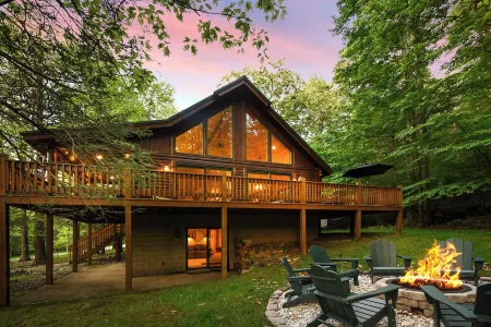 Logged & Loaded Cabin! 9Min to WISP! Hot tub, fire pit! Pets! EV charger!