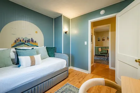 5 min to NRG Park + hot tub + fire pit + game room