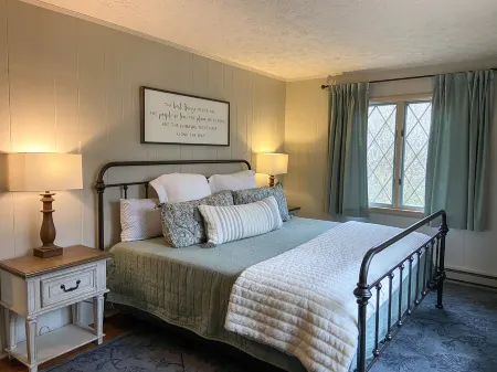 Honey Bee Cottage Gated Connestee Falls Brevard, NC Отели рядом с достопримечательностью «Fred W. Symmes Chapel»