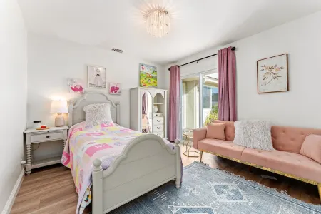 Newly Renovated Comfortable 4 Bds Houses in LA Отели в г. Глендора