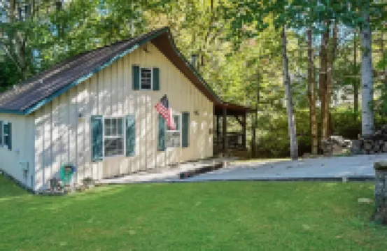 RELAX in this Cozy Mountain Creek Cabin