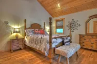 Walk to the River! 3 Story Cabin w/ Firepit~ Games ~ Fireplace~Covered deck!