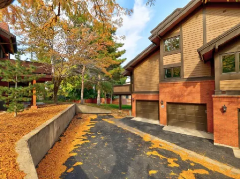 Perfect Ski Vacation - Large Condo with 4 Ensuite Bed/Bath w/ Hot Tub & Grill