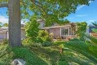 Charming Country-Style Home with Backyard Oasis! Trader Joe's附近的飯店