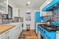 Route 66 Bodacious Bungalow w/AC, Fully Fenced Yard, W/D, 4 Smart TVs Downtown