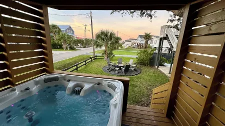 Family + Golf Paradise - Beach Access, Hot Tub, Fire Pit, Sunrise & Sunset Views Отели рядом с достопримечательностью «TPC Myrtle Beach»