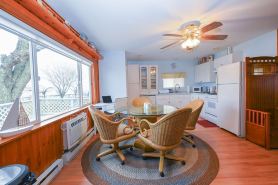 The Blue Lagoon is a cozy cottage with lake view near Niagara falls & Olcott