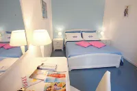 Nice,bright,with view of canal and Roman bridge,free parking-wifi-A/C