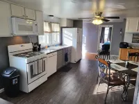 Park Place-Quaint home nestled between parks and lakes - Wifi