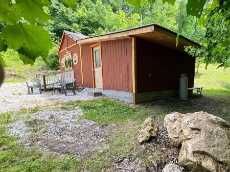 Delightfully secluded 1 bed and a loft for extra space. TV and DVD player. Отели рядом с достопримечательностью «Daniel Boone Campground in Red River Gorge»