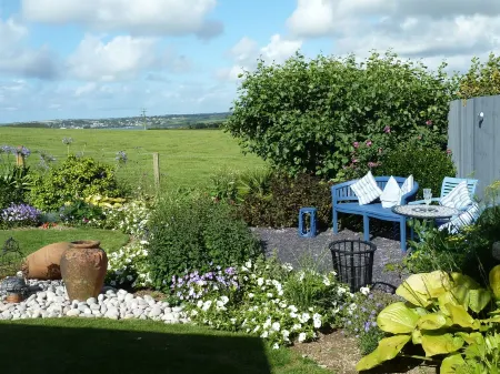 Luxury, romantic Cottage for 2 Nr Padstow with pretty garden and lovely views
