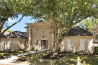 Charming 4-bedroom 3.5 bath house with pool, fitness room in Sugar Land, Hotel in zona Smart Financial Centre at Sugar Land
