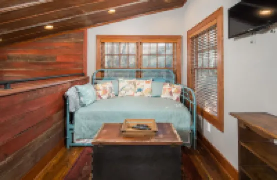 Rustic & cozy, 3 decks w/ loft, 10 min to downtown