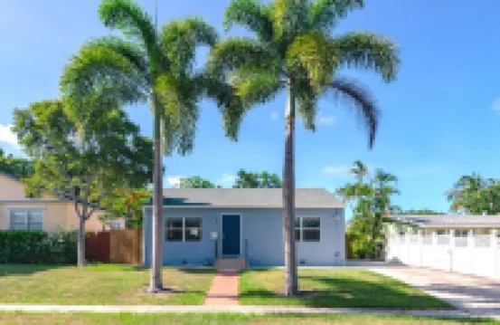 KING Bed & Mini Golf, Pet Friendly! Cowboy Pool Close to Beach Airport & Zoo BBQ