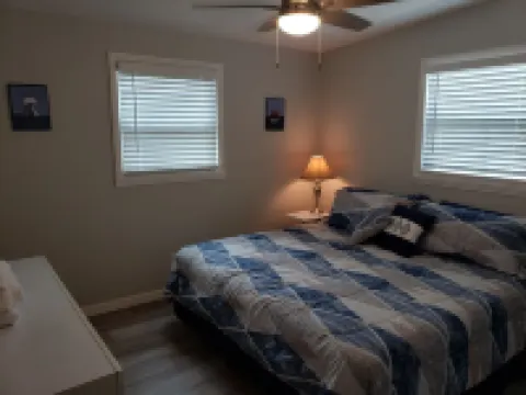 Cozy Canal Cottage waterfront, nature experience. 15 minutes to the beaches.