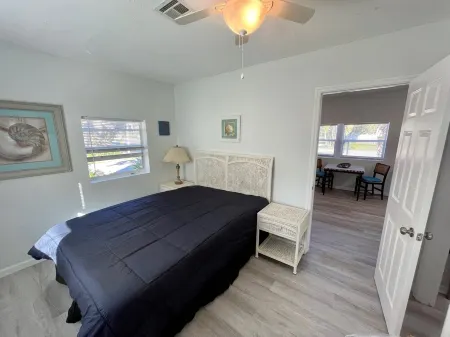 NOKOMIS BEACH BUNGALOW 229 15 mins walk to the beach Отели рядом с достопримечательностью «Nokomis Beach»