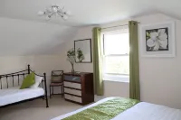 LUXURY PENTHOUSE APARTMENT ALONG  ILFRACOMBE SEAFRONT! GREAT FOR FAMILIES ! Hotel dekat Heddon Valley