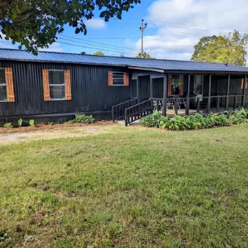 Cozy basecamp minutes from waterfalls, hiking and climbing