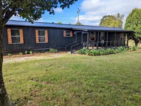 Cozy basecamp minutes from waterfalls, hiking and climbing