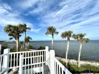 Minutes to the Beach! Waterfront House, BBQ Grill -Rooftop Deck / River View. Hotels in Jensen Beach