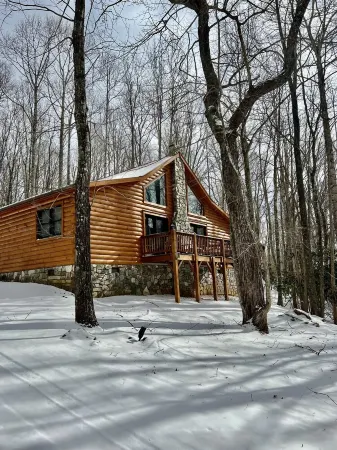 Serenity Meets Convenience - Honey Bear Log Cabin Near Downtown West Jefferson