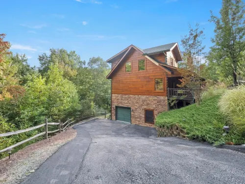 Dancing Falls Lodge: Overlooks Dirty Dancing Scene: Stream/Pond/Fire Pit/Hot Tub