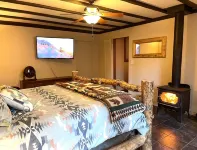 Kodiak Cabin - Hot Tub / Pet & Kid Friendly! Hotels near Baldwin Lake Ecological Reserve