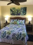 Menehune Shores 304: Stunning sunset views and just steps to the beach!