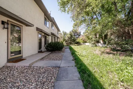 ⤃ Colorado Hideaway! 2 BR, 1.5 Bath w/AC Sleeps 6!