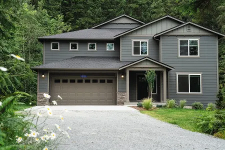 North Cascades Escape- spacious 5 bedroom, Hot Tub,  family-friendly, WiFi, AC