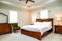 Clean & Cozy new Home, 30 mins to George Bush INTL/ downtown 5 mins to woodlands Hotels near Spring Creek