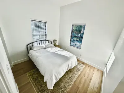 Cosy and Quiet Farm Stay, Overlooking Horse Ranch. Hotels near Seattle Premium Outlets