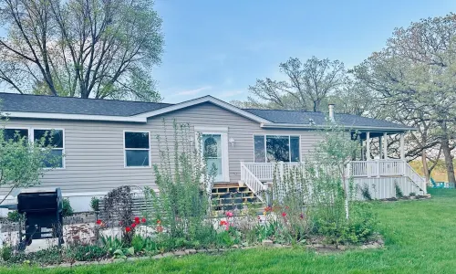 Charming 3-bedroom Legacy Lakehouse near Spicer with beautiful view of the lake!
