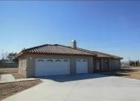 COZY FAMILY  HOME WITH A POOL AND SPA Marshalls附近的飯店
