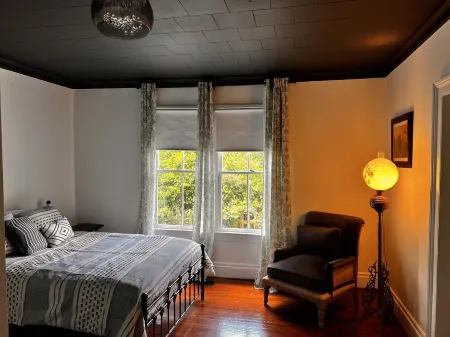 Hip Newly Renovated Historic Riverside Home in New Bern, NC Отели в г. Нью-Берн