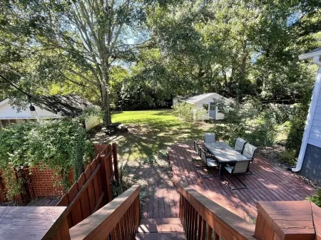 1920s Bungalow with private garden, close to downtown Отели в г. Санс Сауси