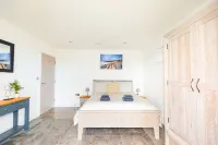 Unwind in Nature's Embrace with Sauna and Hot Tub - WOODLANDS